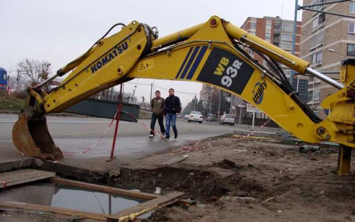 Utilajul zace în ploaie şi ninsoare de mai bine de o lună