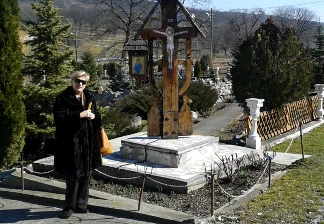 Stela Enache cinsteşte memoria tatălui ei oriunde ajungeFoto Arhivă Personală
