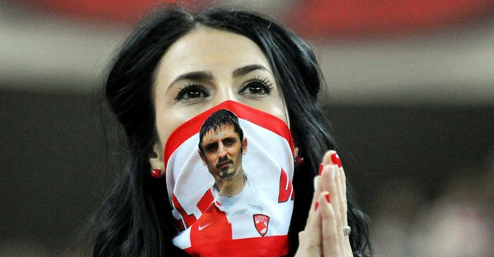 O suporteră înfocată a lui Dinamo, cu un fular cu Dănciulescu
