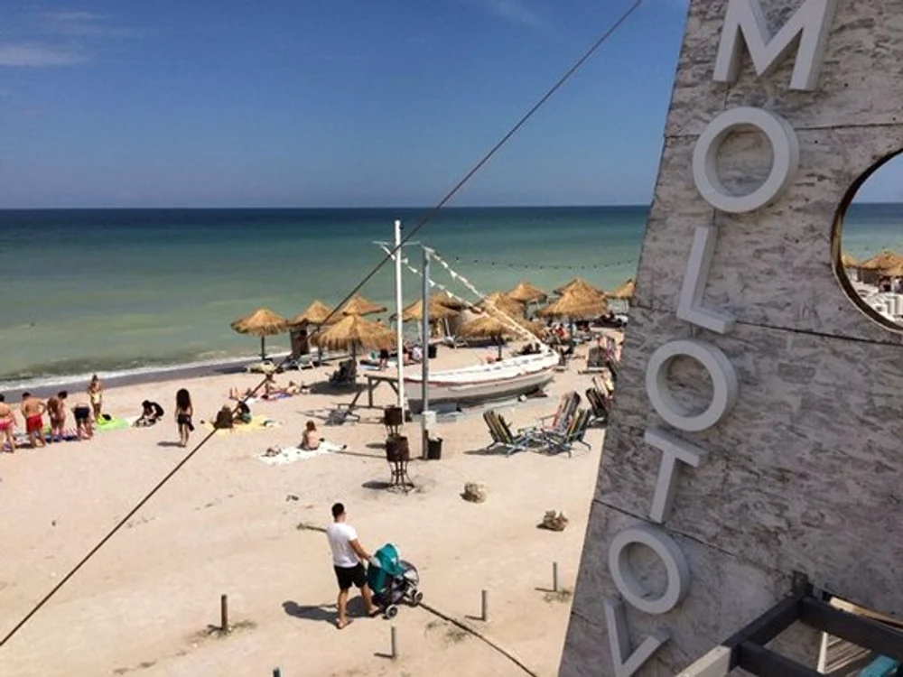 
    Oreste Teodorescu deţine  terasa ”Tropical Beats  by Molotov”, în Vama Veche  