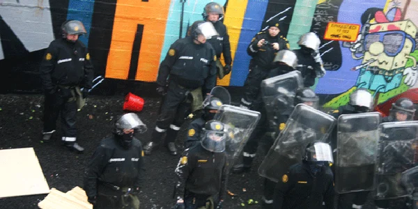 Poliţiştii se luptă cu pompierii în oraşul spaniol