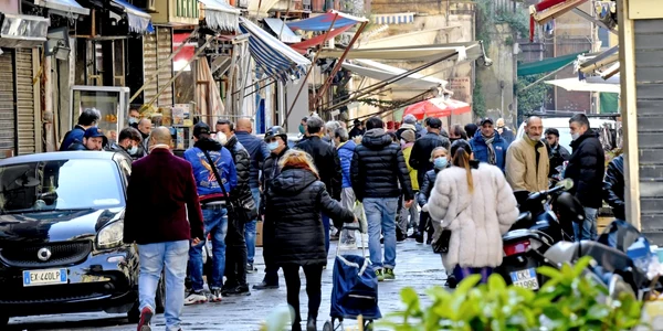Aglomeraţie pe timpul carantinei de coronavirus în Napoli Italia FOTO EPA-EFE / Ciro Fusco