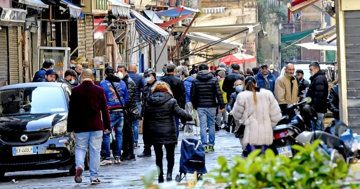 Aglomeraţie în Napoli FOTO EPA-EFE / Ciro Fusco