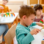 Copii care se joacă - xilofon FOTO Shutterstock 