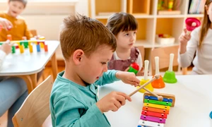 Copii care se joacă - xilofon FOTO Shutterstock 