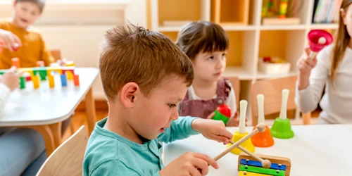 Copii care se joacă - xilofon FOTO Shutterstock 