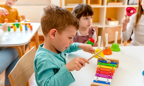 Copii care se joacă - xilofon FOTO Shutterstock