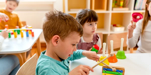 Copii care se joacă - xilofon FOTO Shutterstock 