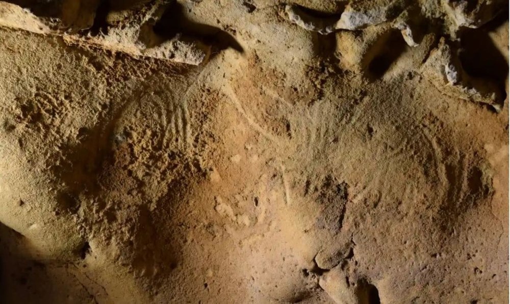 Cele mai vechi semne făcute de Neanderthalieni, descoperite într-o peșteră din Franța 