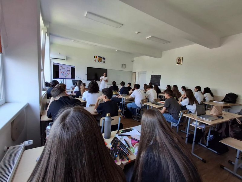 Energizante la prima oră și cartofi prăjiți la pauză: cum încearcă un doctor să schimbe obiceiurile a 22.000 de elevi români