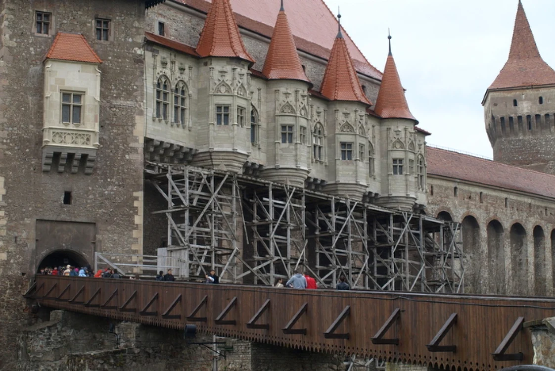Castelul Corvinilor şi-a deschis porţile pentru grupurile de vizitatori. FOTO: ADEVĂRUL. D.G.