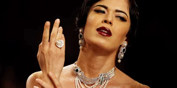 Un model prezintă mai multe bijuterii în timpul spectacolului Săptămâna Internaţională a Bijuteriilor desfăşurat în Mumbai. FOTO AP