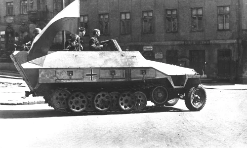 Un transportor blindat german capturat de rezistența poloneză în Varșovia. Fotografie realizată de Sylwester Braun, la 14 august 1944 (© Wikimedia Commons)