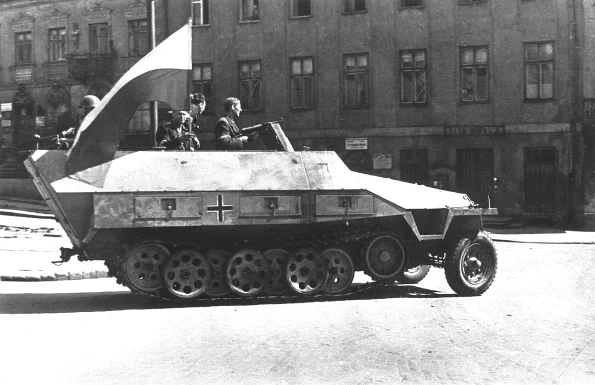 Un transportor blindat german capturat de rezistența poloneză în Varșovia. Fotografie realizată de Sylwester Braun, la 14 august 1944 (© Wikimedia Commons)