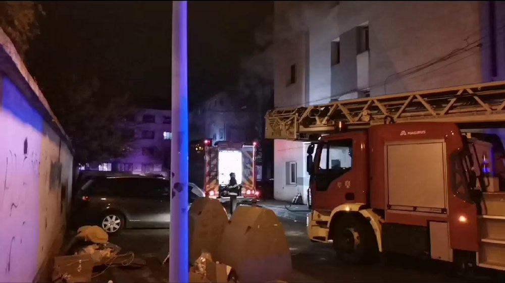 Bărbat de 53 ani, decedat într-un incendiu la Slatina. Mai mulți vecini au ieșit la timp din blocul cuprins de flăcări