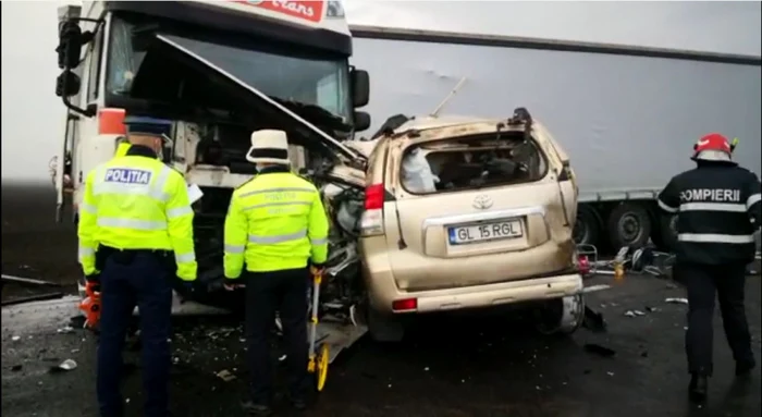 Circulaţia a fost oprită aproape o oră pentru ca poliţiştii să efectueze cercetarea la faţa locului FOTO captură video ISU Brăila