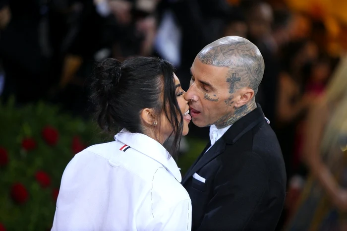 Kourtney Kardashian și Travis Barker jpg