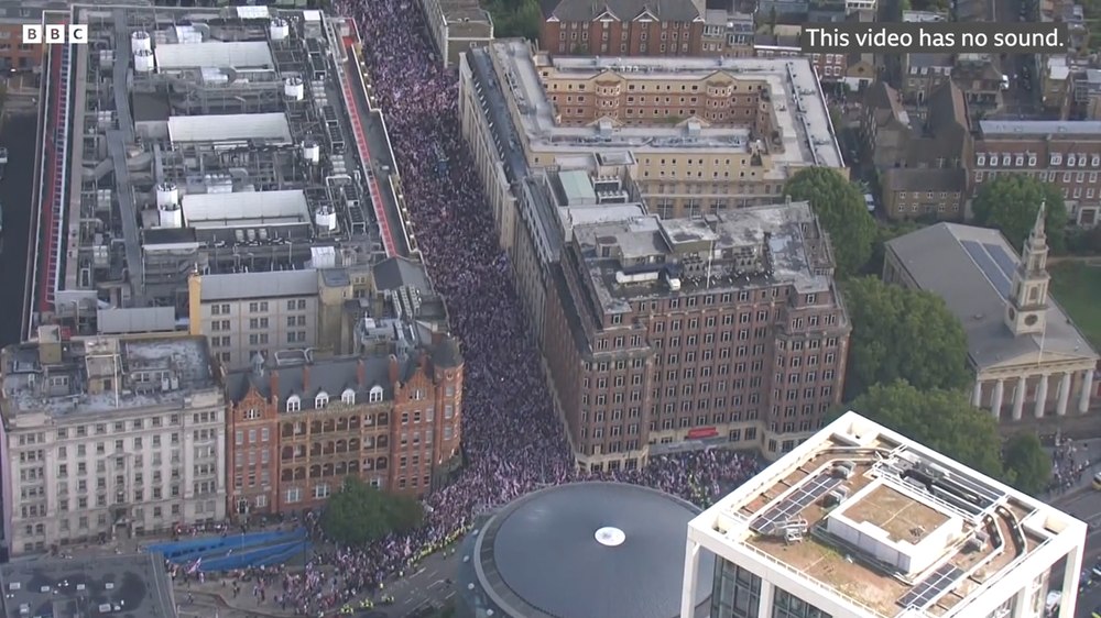 Proteste masive și contra-proteste anti-fascism în centrul Londrei. 100 000 de oameni au ieșit în stradă, iar ofițerii au fost atacați cu proiectile