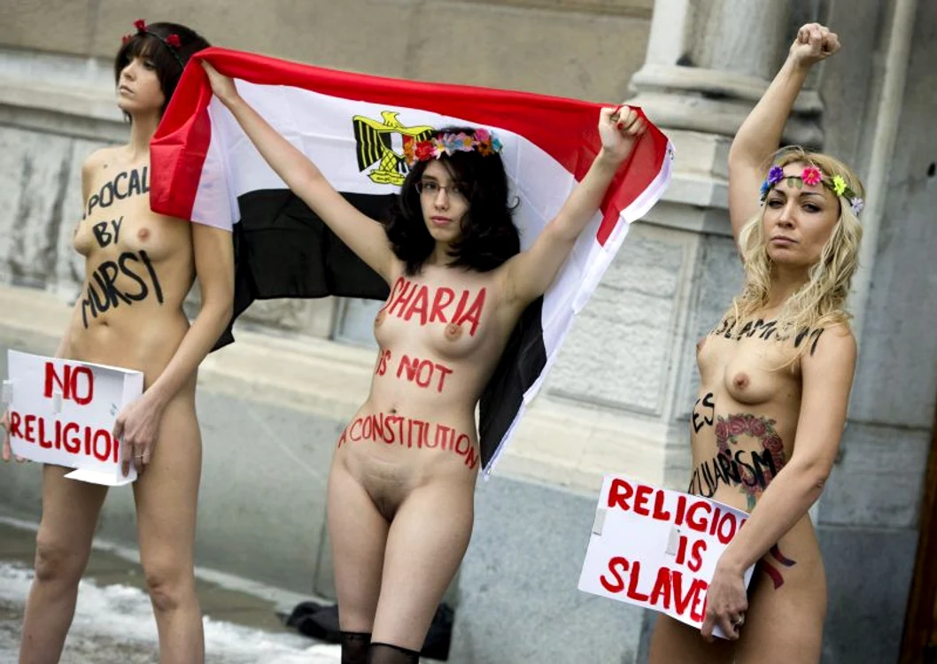 
    Aliaa Elmahdy şi membrele Femen, goale în faţa Ambasadei Egiptului din Stockholm. (Foto: Reuters)  