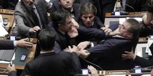 Mai mulţi deputaţi italieni s-au luat la bătaie