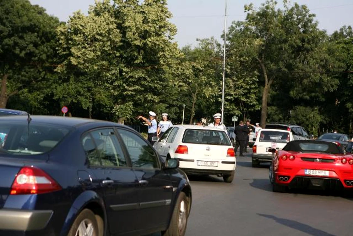 
    Şoferii vor trebui să ocololească tronsonul Piaţa Victoriei-strada Ion Mincu  