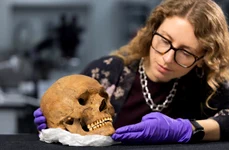 Dr. Jess Thompson examinează craniul unui bărbat din Scoția romană 