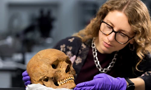 Dr. Jess Thompson examinează craniul unui bărbat din Scoția romană 