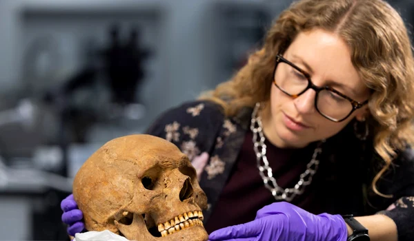 Dr. Jess Thompson examinează craniul unui bărbat din Scoția romană 