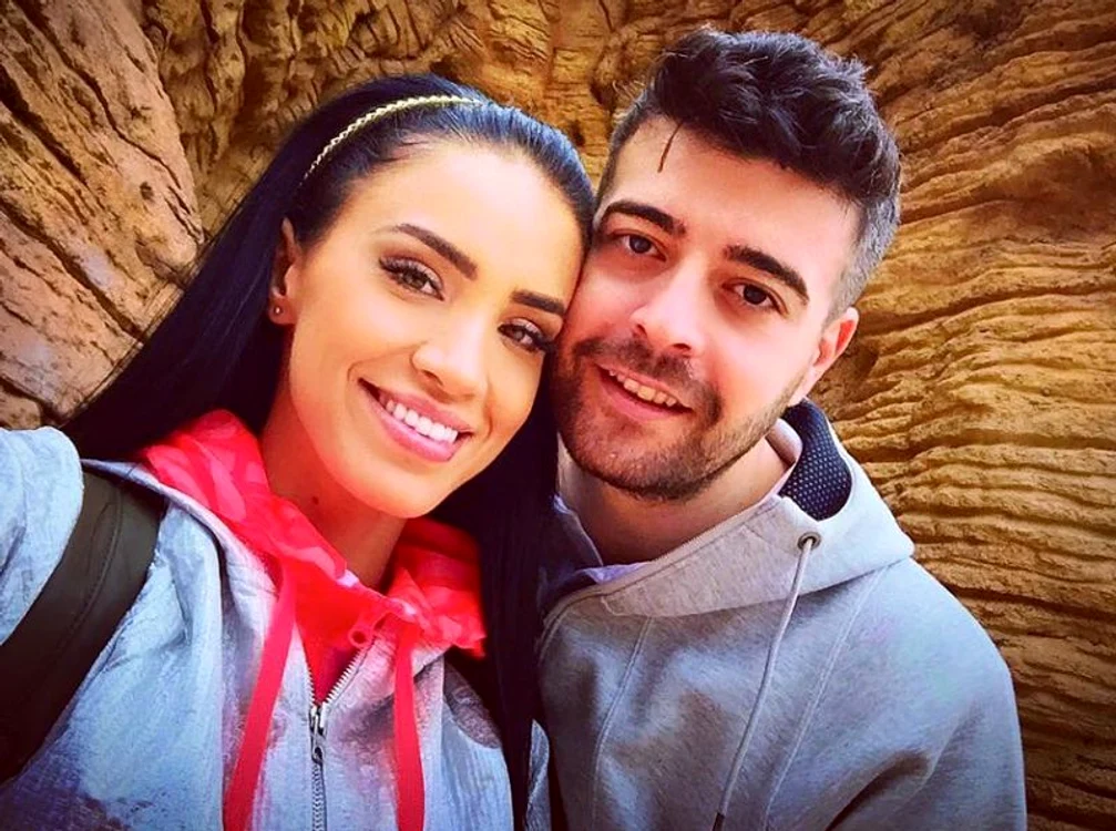 Bruneta și iubitul ei au fost în multe vacanțe împreună