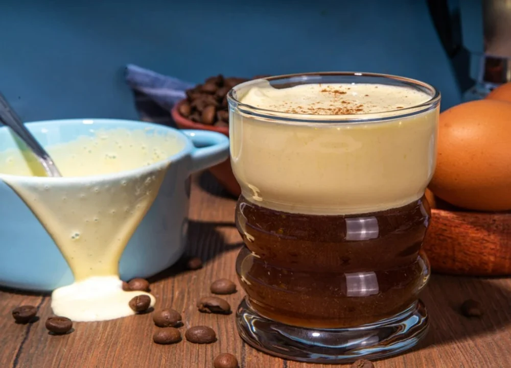 Cafea cu ouă: băutura virală care cucerește rețelele sociale, dar stârnește controverse. De ce medicii nu o recomandă zilnic