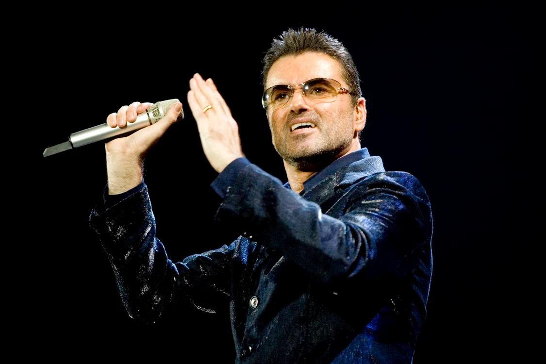George Michael, în timpul unui concert