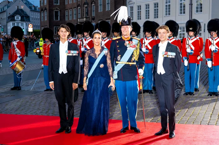 Felix, alături de părinții săi și de fratele său, Nikolai. FOTO: Casa Regală daneză