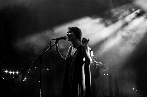Corina Sîrghi, pe scena, avand vocea asemanatoare cu a lui Gabi Lunca