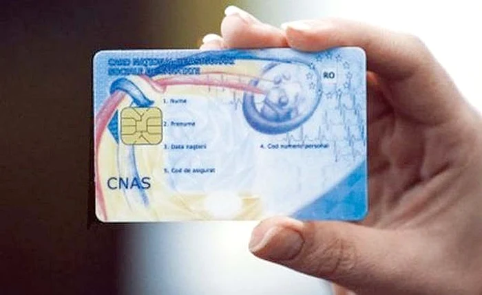 
    Aurica Drăgan a primit cardul de sănătate cu zâmbetul pe buzeFoto: Sever Gheorghe  