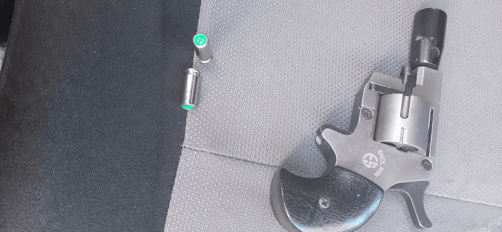 Bărbat reținut după ce a apărut cu un pistol încărcat în apropierea unui liceu din Giurgiu