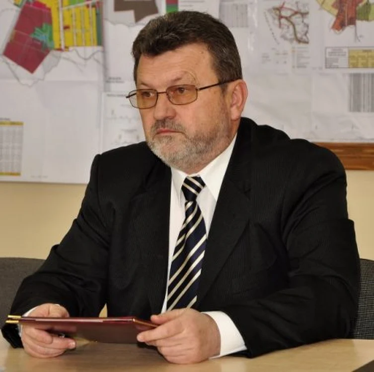 Petre Roman a fost ales primar al oraşului Deta, dar vrea în Parlament, deşi are probleme de integritate. FOTO debanat.ro