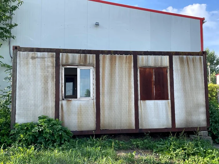 Baracă ruginită din zona liberă Curtici-Arad