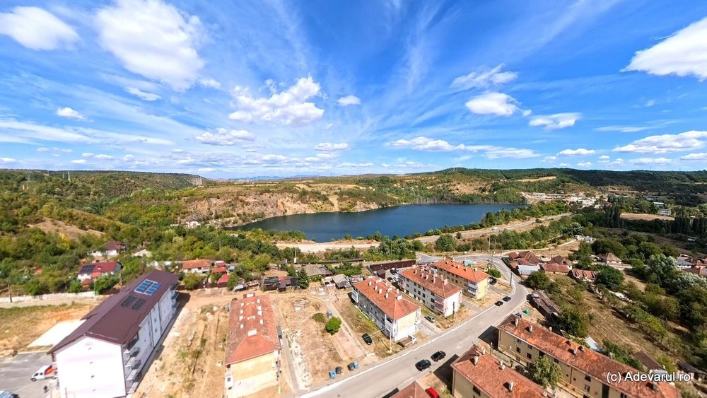Lacul uriaș care crește de 20 de ani în mijlocul unui sat. Fosta carieră minieră va deveni zonă turistică