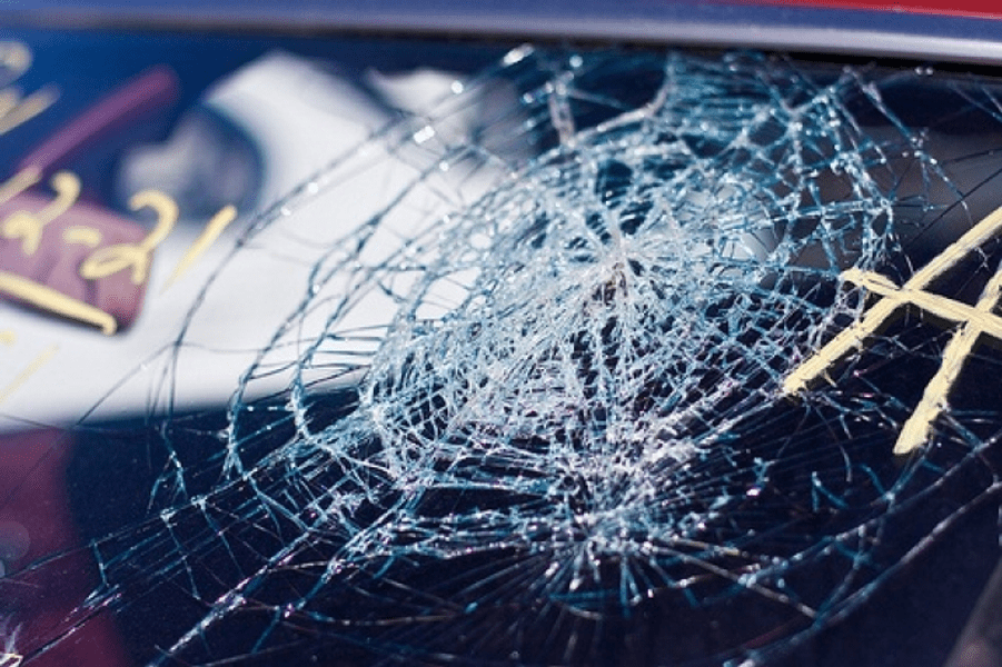 21 de parbrize de autoturisme distruse vineri la Cluj-Napoca. Vandalii au fost prinși