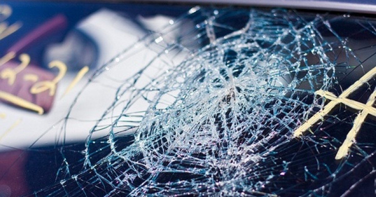 Balcon prăbușit peste o mașină parcată, incidente surprinzătoare în capitală!