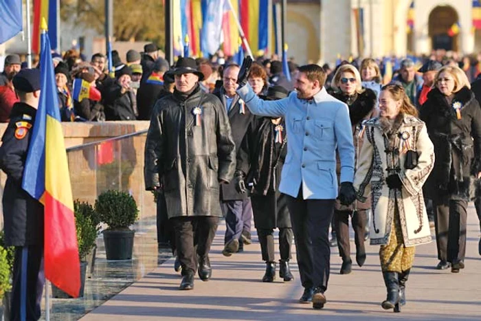 Prinţul Nicolae şi soţia sa,  Alina, au participat la  evenimentele de la  Alba Iulia, purtând  ţinute cu motive  tradiţionale româneşti