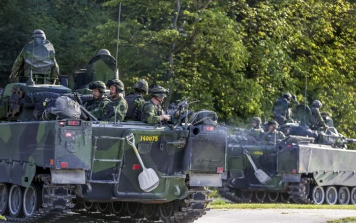 Armata suedeză efectuând manevre pe insula Gotland FOTO EPA-EFE