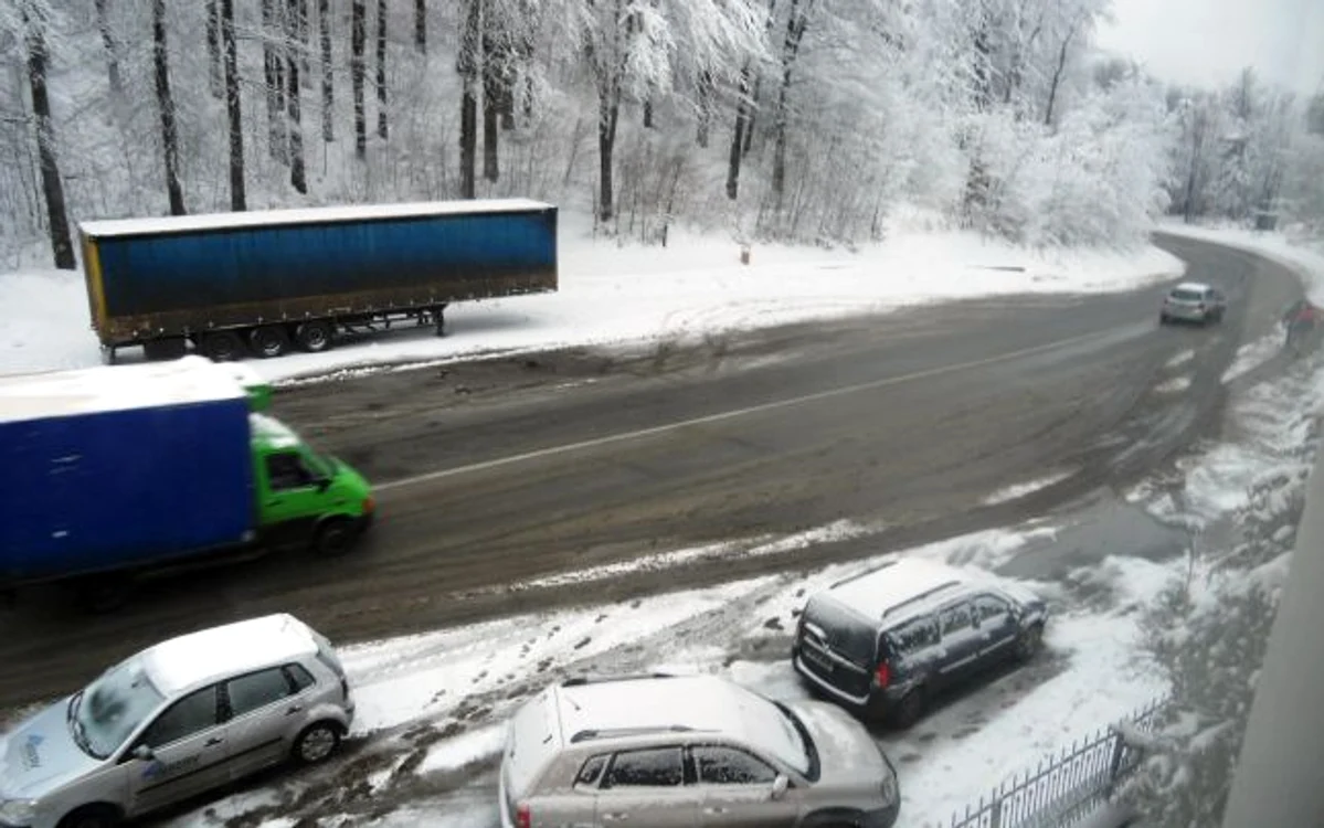 Trafic rutier în condiţii de iarnă, în Maramureş FOTO: Adevărul