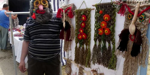 Preţul unei măşti populare variază între 70 şi 90 de lei