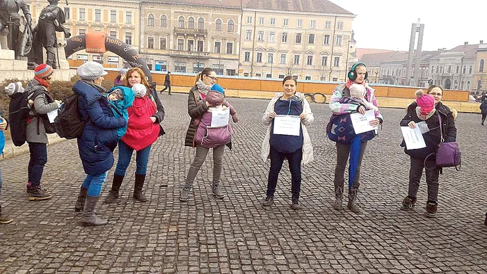 
    Andrei Roşu  şi-a mutat, joi  dimineaţă, “biroul”  în Piaţa Victoriei,  pentru a putea  să şi lucreze, dar  să şi protesteze  