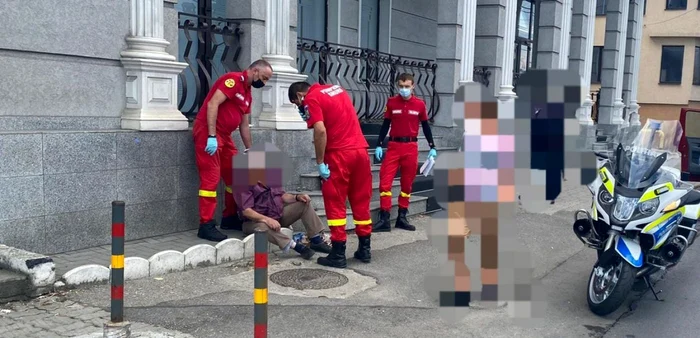 Bătrânul a fost stabilizat de un echipaj SMURD chemat de poliţist FOTO: IPJ Argeş