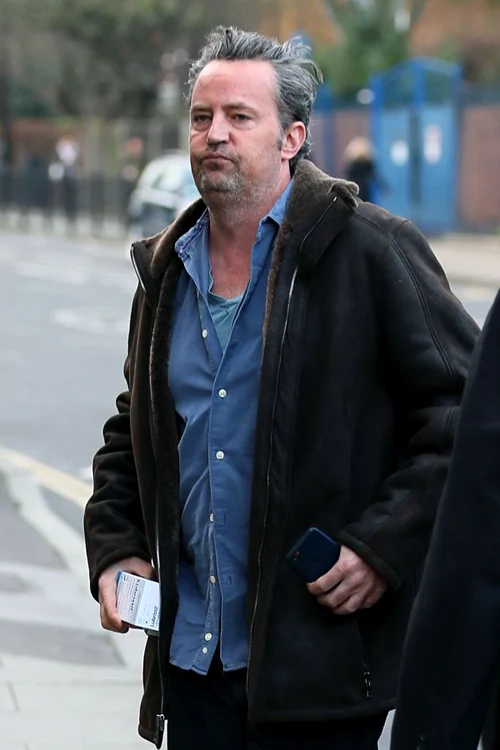 Matthew Perry, surprins de paparazzi ieșind dintr-un spital londonez