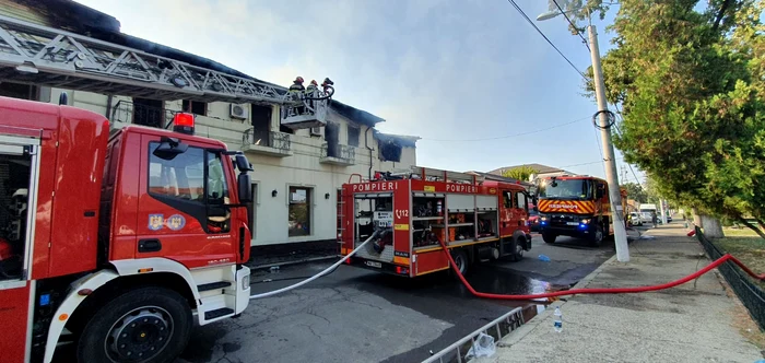 Marți dimineață, pompierii încă stingeau focarele FOTO Facebook ISU Călărași