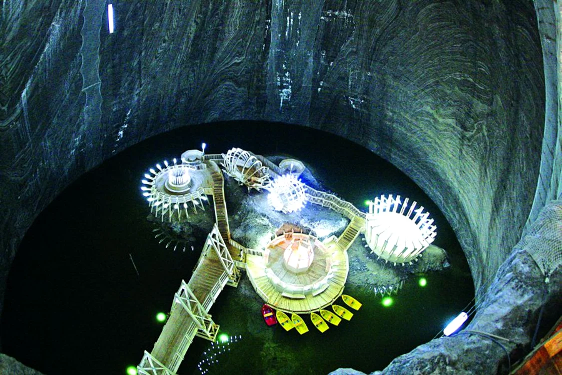 
    Văzute de sus, terasele şi debarcaderul ampla- sate pe insula de pe lacul sărat din Mina Terezia,  par OZN-uri  