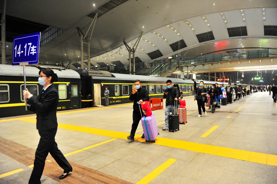 Circa 55.000 de oameni au luat, ieri, trenurile din Wuhan spre alte orașe